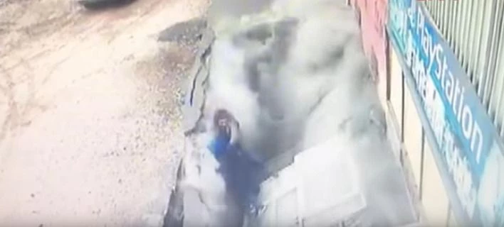 Απίστευτο: Η στιγμή που υποχωρεί πεζοδρόμιο και «καταπίνει» δύο γυναίκες